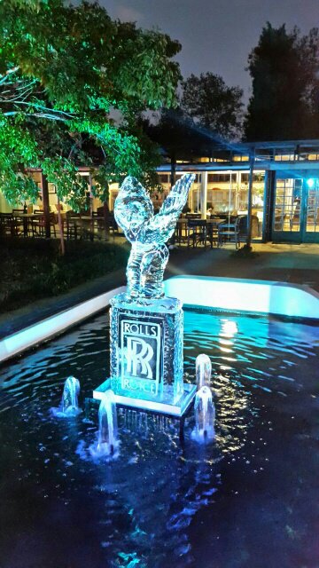 From being a talking point at a formal event through to branded walls of ice for film premieres to catwalks. #IceArt has created stunning ice logos, outside venues, inside museums, palaces and corporate headquarters.
#icesculpture #eventdesign #eventplanning #brandedicesculpture