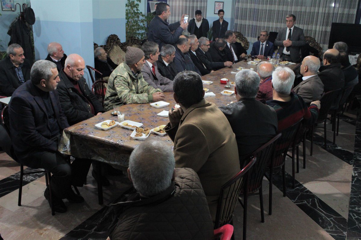 Seçim çalışmalarımız kapsamında bir kahvehaneyi ziyaret ettik. Burada vatandaşlarımızla bir araya geldik. Yapacağımız çalışmalar hakkında bilgi verdik. Sıcak ortamlarından dolayı kendilerine de teşekkür ederiz. Çalışmalar kapsamında çalmadık kapı bırakmayacağız.