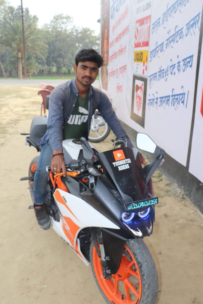 ना POLICE में रिपोर्ट होती है ना अदालत कोट होती है
जब BHAI की PHOTO अपलोड होती है
TO बस विस्फोट होती है.