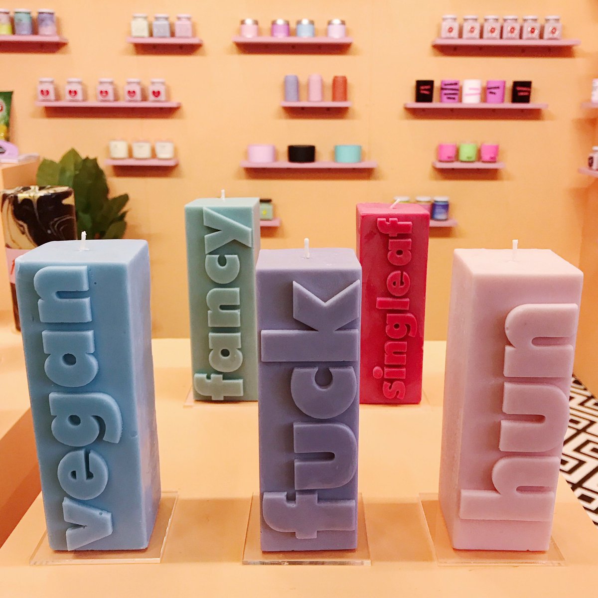 #FreebieFriday RT &amp; follow <a href="/FlamingoCandles/">Flamingo Candles</a> for a chance to win a 3D Message Candle✨ Closes TONIGHT💖 #giveaway