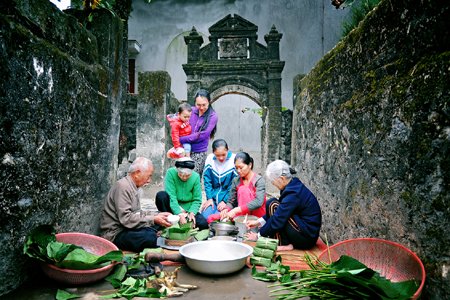 Making Tet cakes - beauty in Vietnamese culture 🍴🥢😍😍😍
Happy Lunar New Year! 
Vietnam!
#people  #LunarNewYear  #Vietnam  #landscape  #beauty  #travel #Vietnamese #Vietnobletours