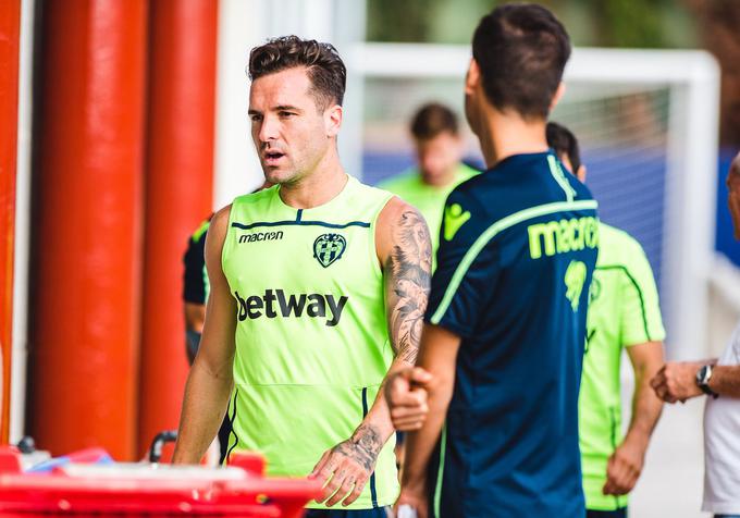 📝 Los motivos de su ampliación, el papel de la afición, llegar a la década defendiendo al Levante....

🗣 <a href="/togarcia89/">Toño García</a> analiza en ElDesmarque su actualidad personal y la de su equipo tras firmar su renovación:  dsmrq.es/lud172544