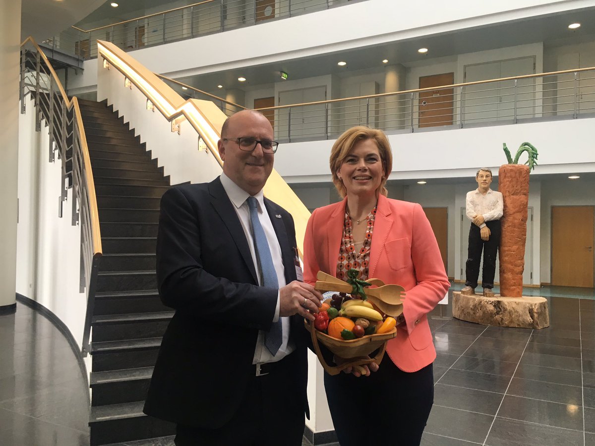 MRI_Aktuelles's tweet photo. Gesundes und Leckeres für unterwegs - übergibt #MRI-Präsident Prof. Steinberg Ministerin Klöckner im Apfelkorb. https://t.co/jbgvXBQq9H