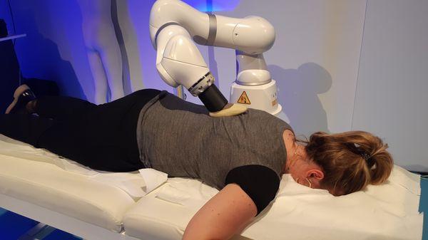 franceinter's tweet photo. Le robot masseur s'installe en entreprise.
https://t.co/Ulxp1gQrj7 #EspritdInitiative @MoreauEmm https://t.co/jRMQI9yL6c