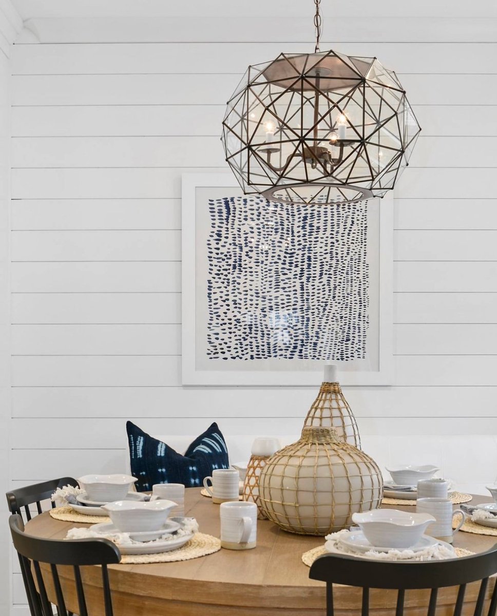 primalighting1's tweet photo. #Fridays are for eating in your cozy #breakfast nook ✨ We adore the #Rozz chandelier by @WorldsAway1 in this lovely kitchen space. Shop #WorldsAway at #Prima | Photo: @beechwoodhomes via @WorldsAway1 https://t.co/QGZCgrqMb4