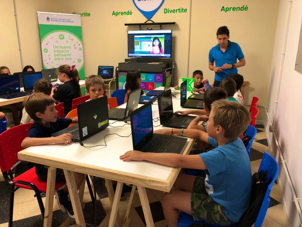 Innovacion19_23's tweet photo. Los chicos se divierten en el Taller de Robótica para niños del Punto Digital en @Munirivadavia1. 🤖💻 Cada vez son más los espacios donde grandes y chicos pueden aprender conectados. Buscá el más cercano a tu casa y visitalo 👉https://t.co/7HejhuQLm7 https://t.co/NZM3SxK2Y3