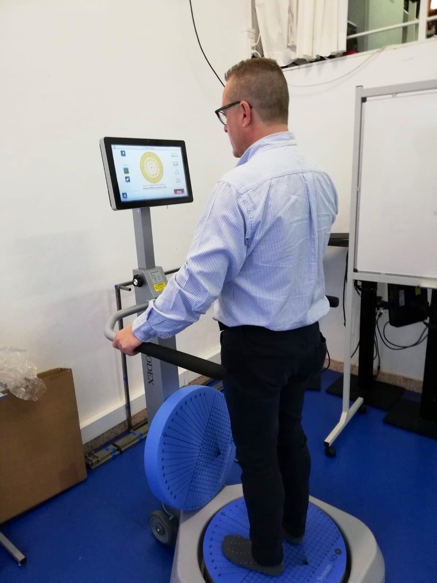 primfisio's tweet photo. Hoy estamos en la @UPorto 🇵🇹 instalando una plataforma de propiocepción #Labiomep de @BiodexMedical. Allí está nuestro Jefe de Producto @cdelarubia haciendo una demostración para los profesionales de la Universidad. https://t.co/Qstje98y15