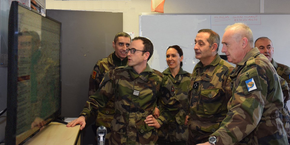 comlogterre1's tweet image. Le GDI BACQUET, commandant la logistique des forces, a accueilli le GCA GUIONIE, commandant les forces terrestres à Montlhéry. Après une table ronde avec les chefs de corps, et des visites aux #CTTS, #CFIM et #CIEC, il a souligné le rôle d'intégrateur des soutiens du pilier.