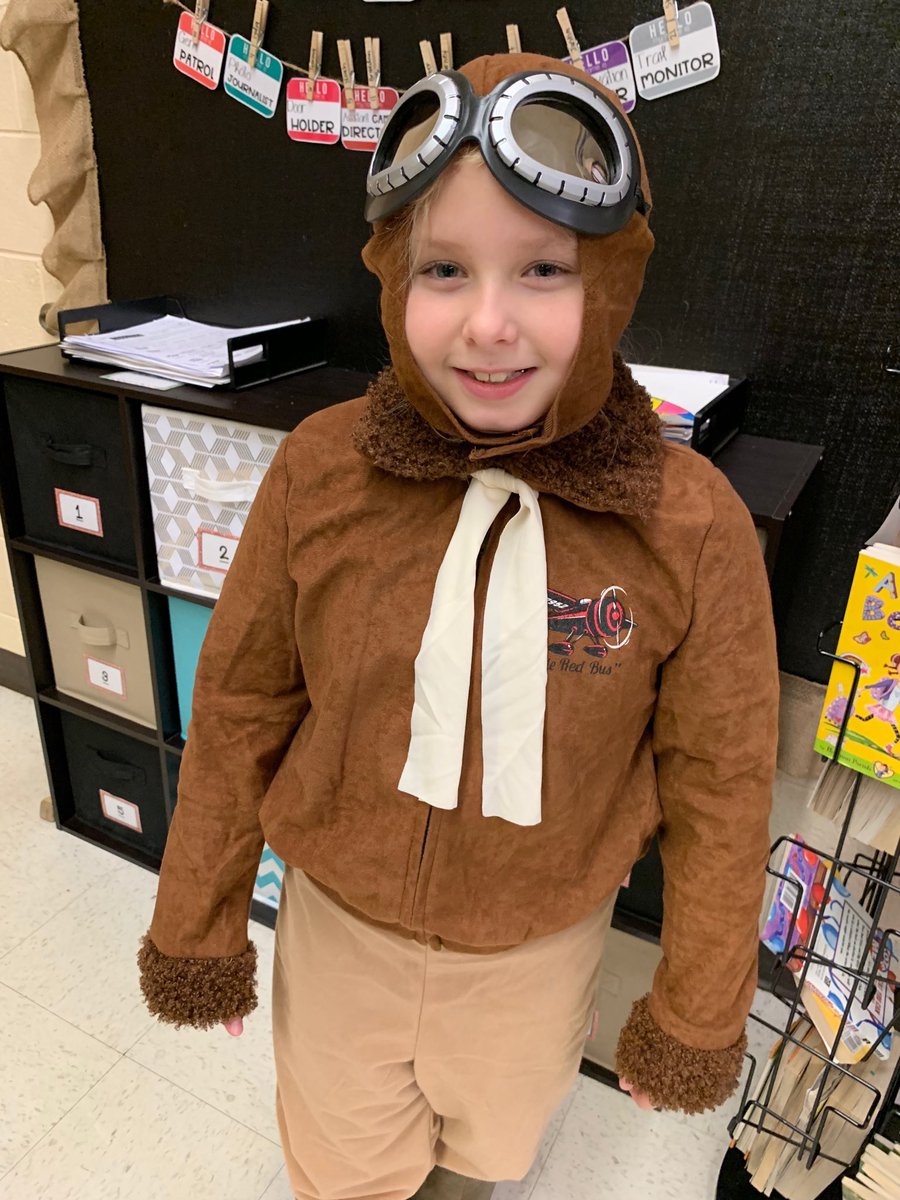 carlarcrump's tweet photo. Amelia Earhart, Dolly Parton, Sacajawea and Elvis Presley are in the building! #biographyprojects #thirdgraderocks #bestyearever @powes @phylton18 https://t.co/JALE897jz5