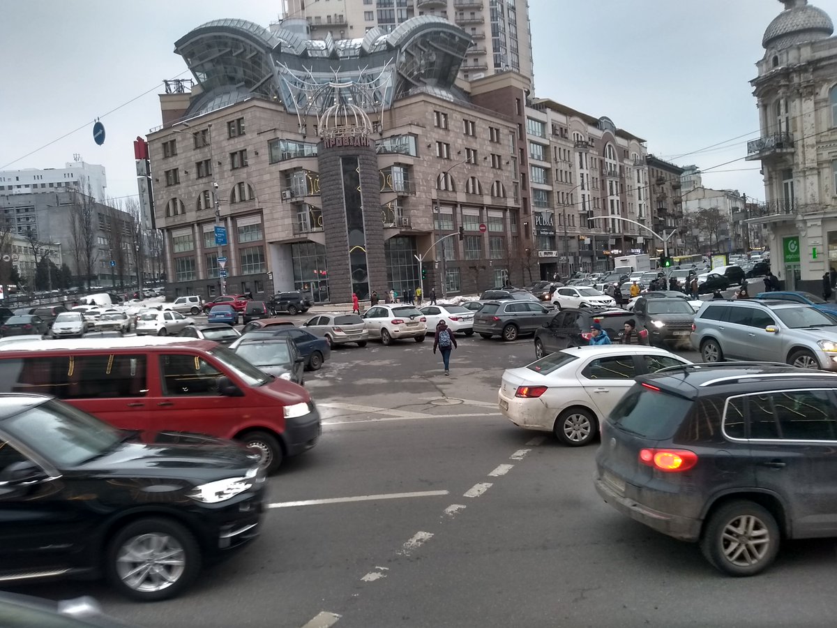 xepmah's tweet photo. Vrijdagmiddagspits Площадь Победы 5-sprong #Kiev  is zoekplaatje voor voetgangers die telkens 2 oversteken tegelijk kunnen (proberen te) maken. https://t.co/a54ugBR9Cr