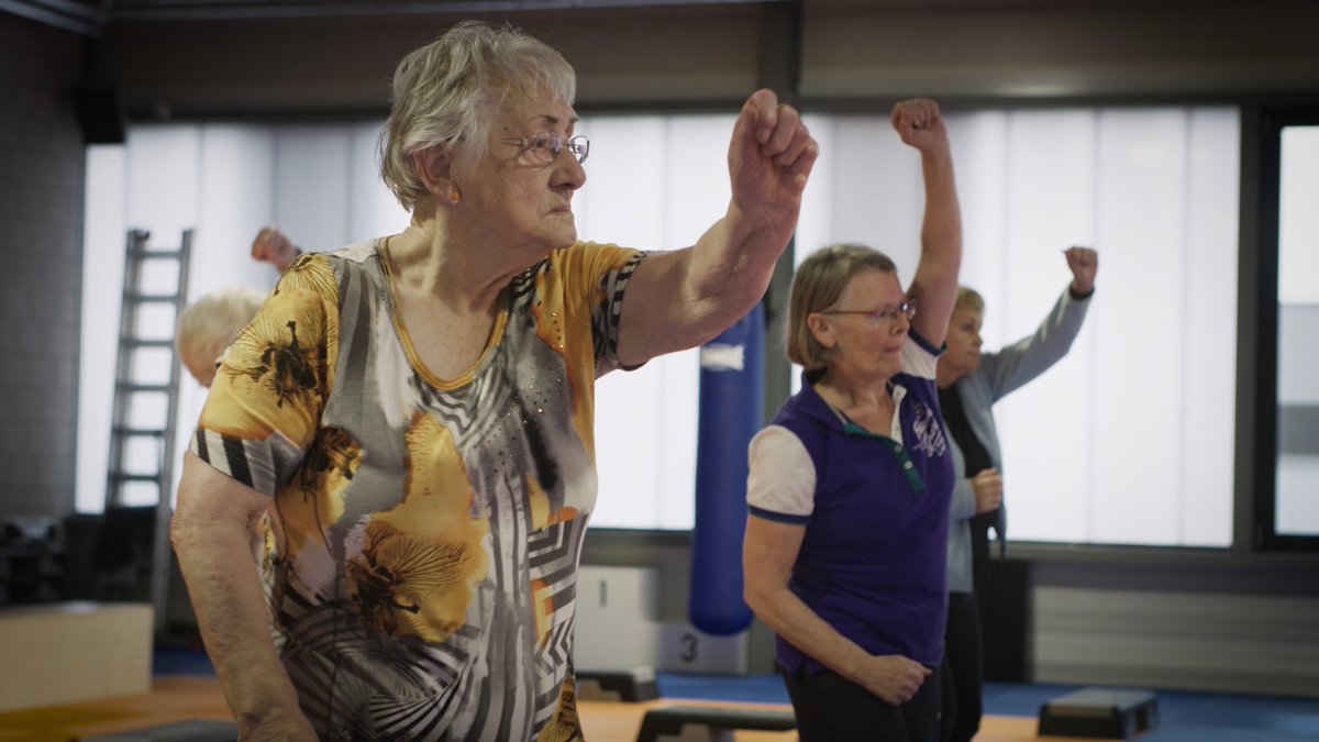 Het aantal valpartijen onder ouderen neemt in de winter flink toe. Klazien (88) viel drie jaar geleden. “Ineens besefte ik hoe kwetsbaar ik was.” #valtraining #valpreventie