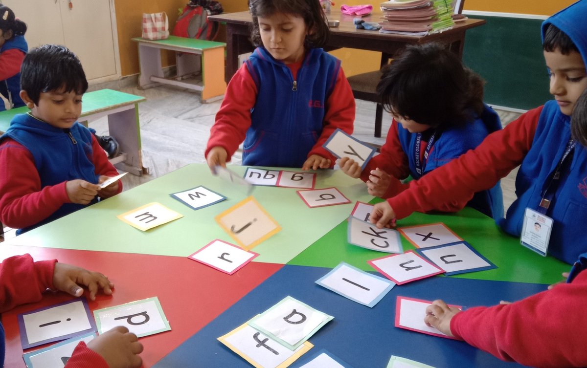 SujataPurkayas3's tweet image. Our little learners are busy in making small words with sounds.... #SDG4 #languageskill #sounds #smallwords #learningbydoing #nexusofgood @supritichauhan @rgsnoida