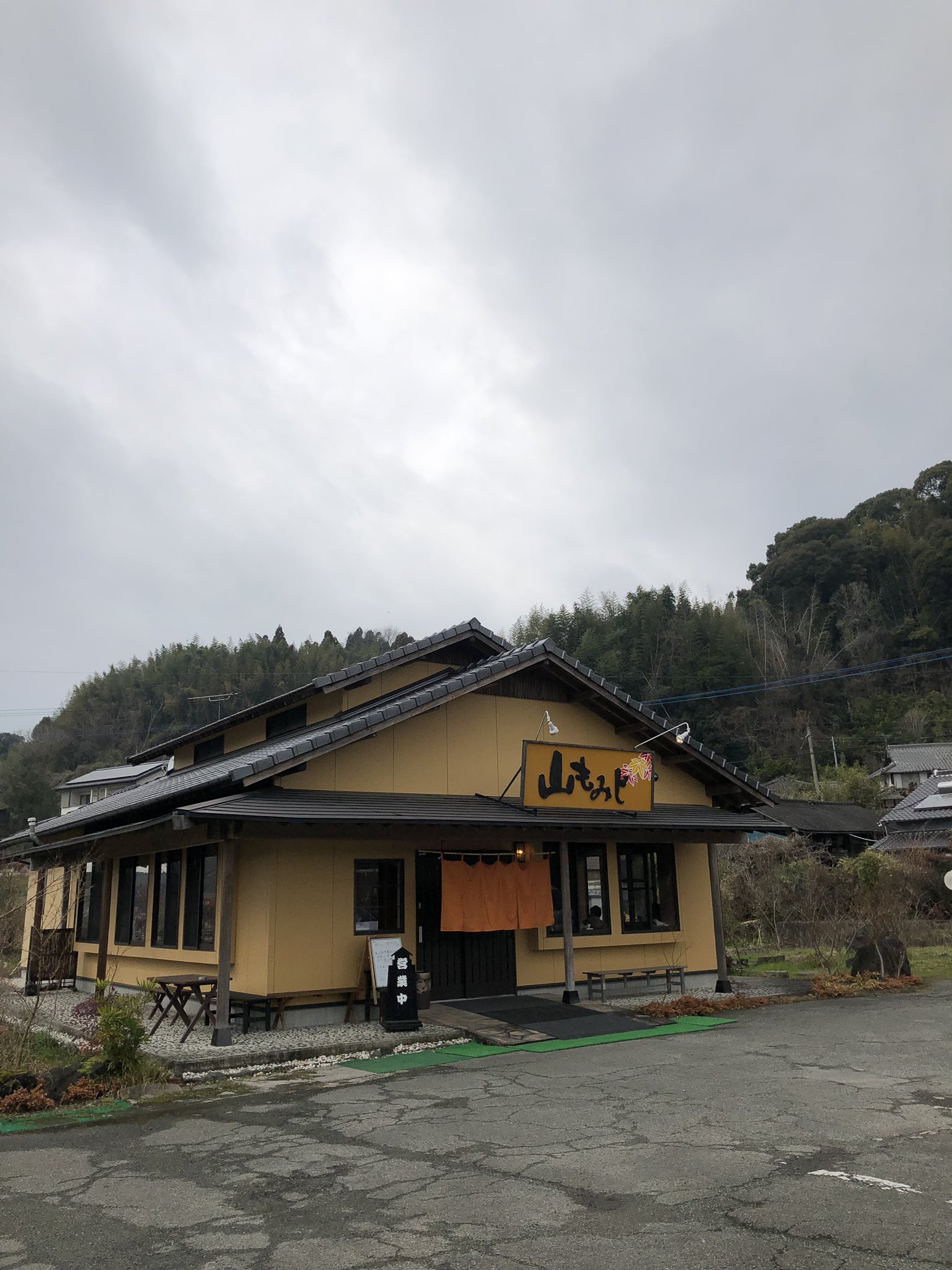 きち 熊本市植木にある山もみじ うどんが美味しすぎてリピ決定 トッピングの舞茸が最高 町外れにあるけど平日昼でも満員の人気店 Enjoykyusyu 山もみじ 熊本 うどん きち 熊本市植木にある山もみじ うどんが美味しすぎてリピ決定 トッピングの舞茸が最高 町外れにあるけど平日昼でも満員の人気店 Enjoykyusyu 山もみじ 熊本 うどん