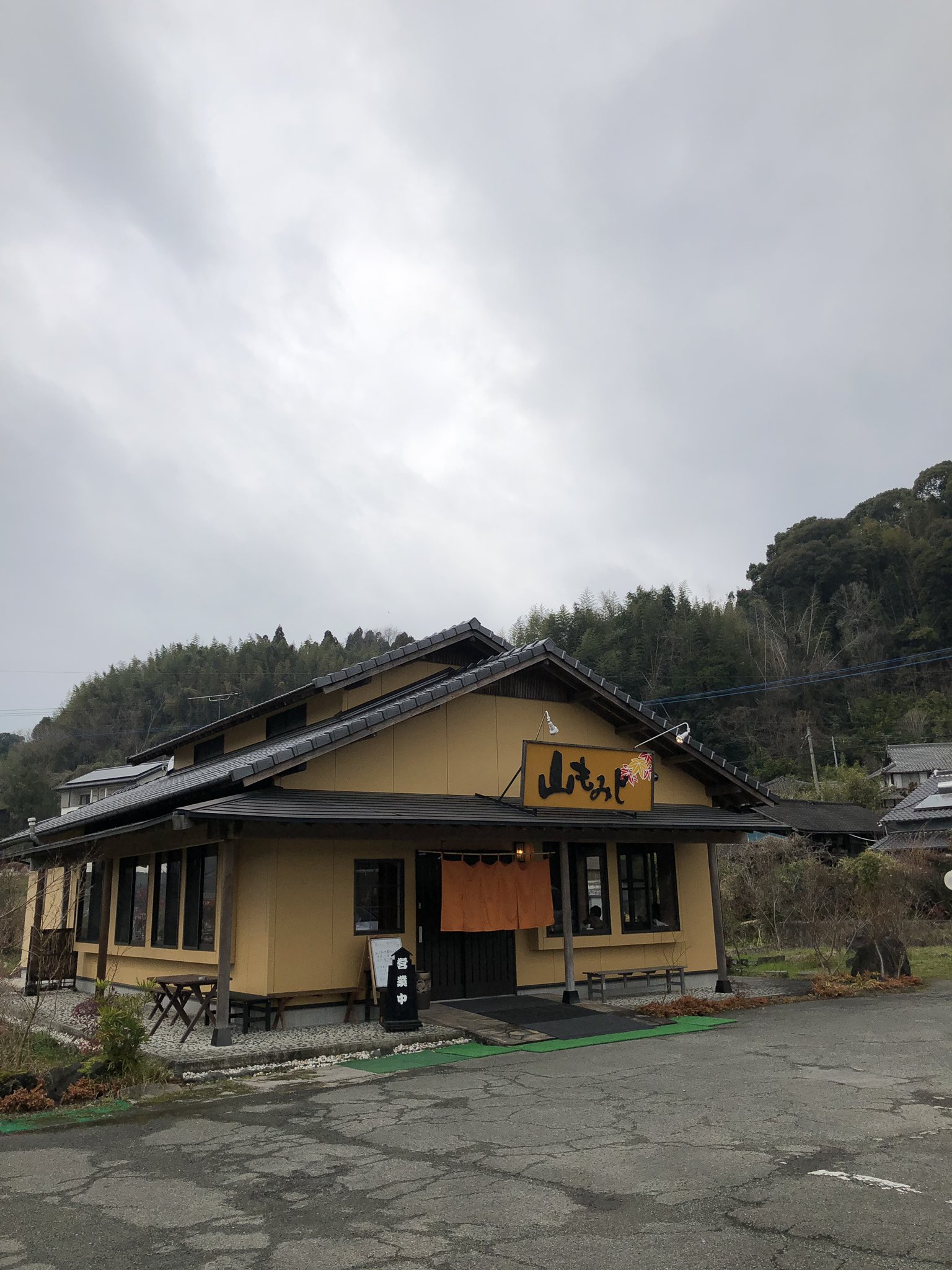 きち 熊本市植木にある山もみじ うどんが美味しすぎてリピ決定 トッピングの舞茸が最高 町外れにあるけど平日昼でも満員の人気店 Enjoykyusyu 山もみじ 熊本 うどん