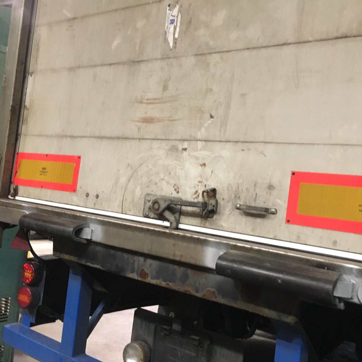 SAWCOLTD1's tweet photo. Floor repair, new door seal and rubber bump stops on this trailer box
#repair #box #trailer #haulage #fix #truck #trucksoftwitter #truckmania #weldersoftwitter #SAWltd #wedidthis https://t.co/er2QbZCVeE