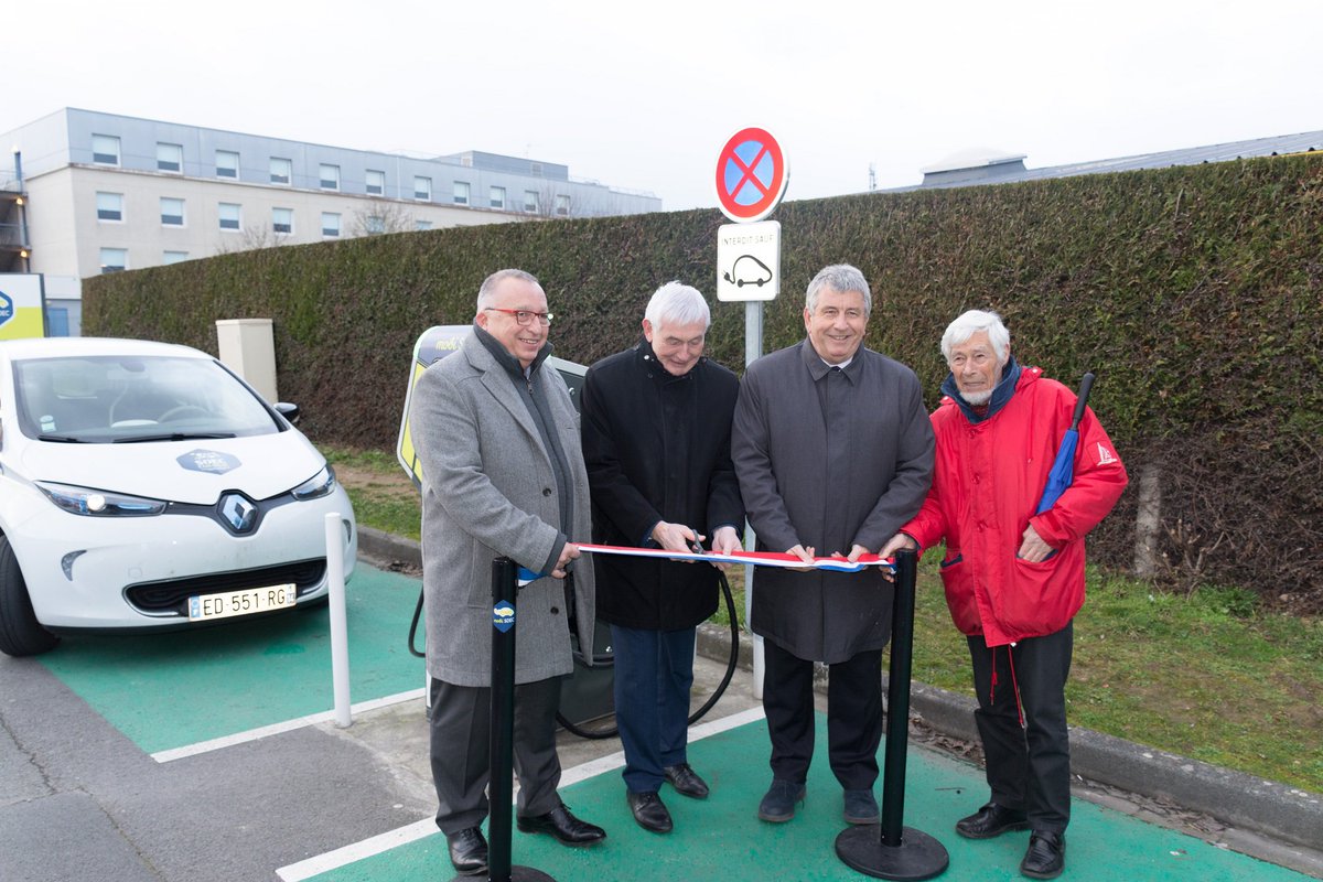 SdecEnergie's tweet photo. #SDEC14 #electromobilite #calvados #mobilitedurable #TransitionEnergetique Inauguration de la #borne de recharge rapide tri-standard #MobiSDEC le 7 février 2019 à Bretteville-sur-Odon d'une puissance de 100kW pour récupérer 600 km d'autonomie par heure https://t.co/jnBU3BYSXE https://t.co/jalWP6ivCu