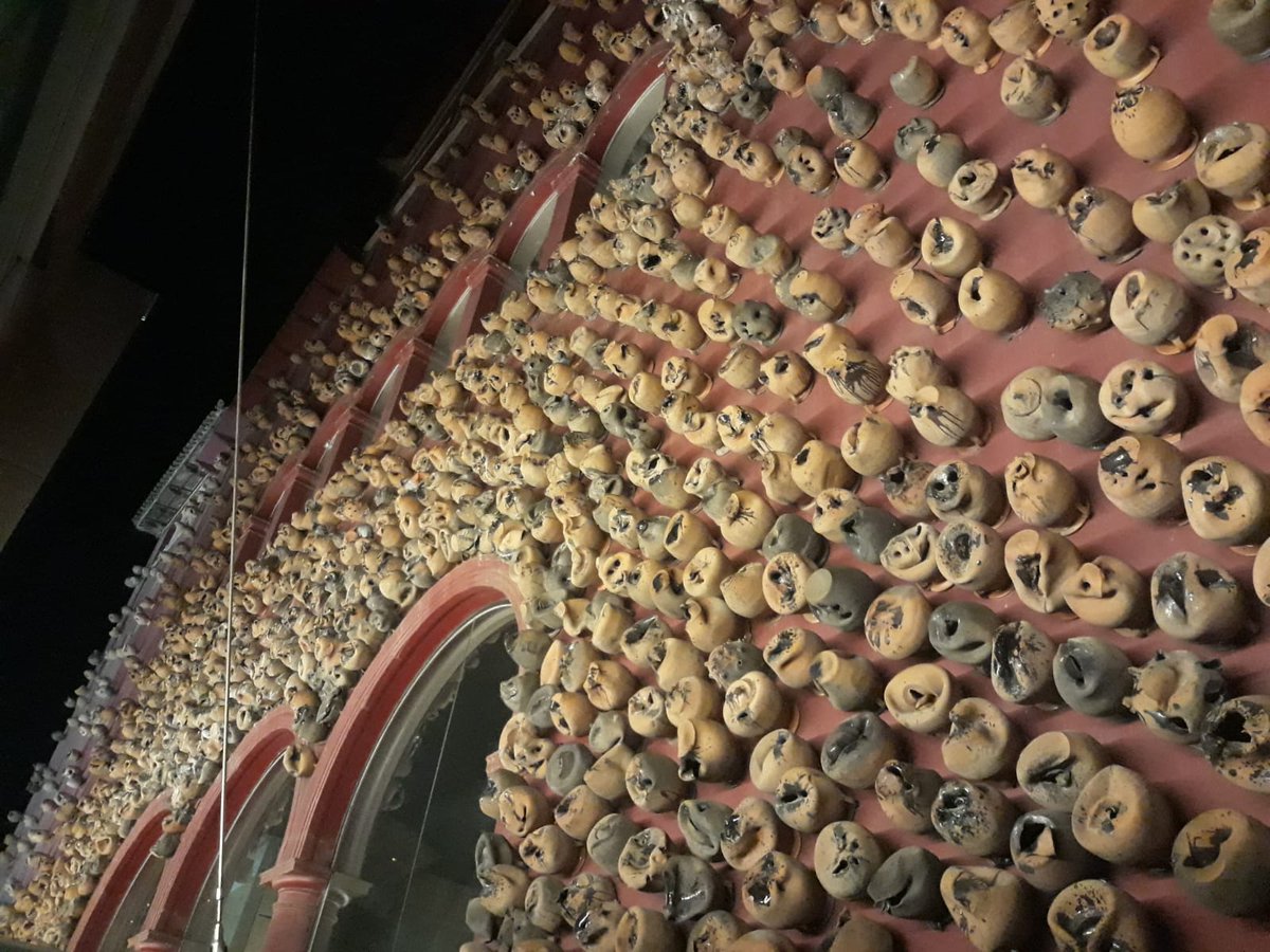 Us heu aturat alguna vegada a observar "El Mural de les Olles", a la façana del <a href="/mercatflors/">Mercat de les Flors</a> ? És una obra de Frederic Amat feta amb 1500 olles de ceràmica! #DiveBarcelona #Barcelona #Art