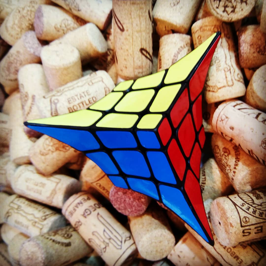 kdkube's tweet photo. Meekbull. Modificación de un 3x3, caras cóncavas en diagonal. Espero que os guste 💛 https://t.co/QPNvJhPSBt