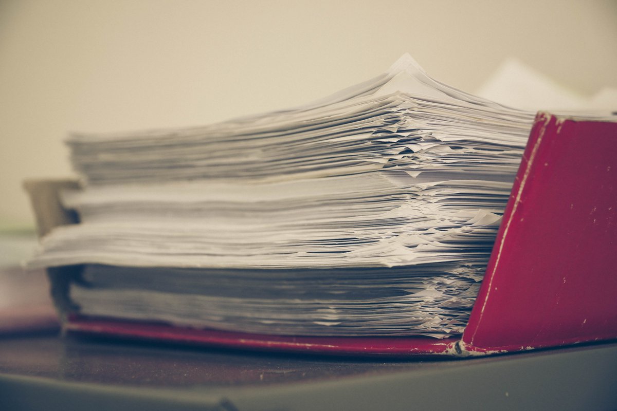 Человек с картонной табличкой в руках. - paper trail (2008) микстейп обложка. T i paper. Paper trail. Paper trail.