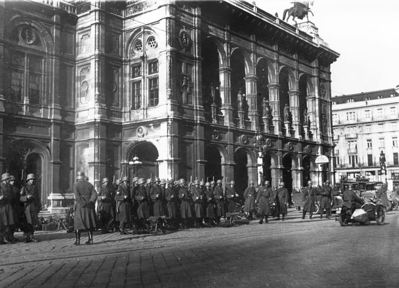 Am #12Februar 1934 startet in #Österreich durch eine polizeiliche Durchsuchung des Hotel Schiff in #Linz nach Waffen der #Februaraufstand. Dabei setzen sich Sozialdemokraten gegen das austrofaschistische Regime Engelbert Dollfuß´ein.

Bildquelle: Wikipedia