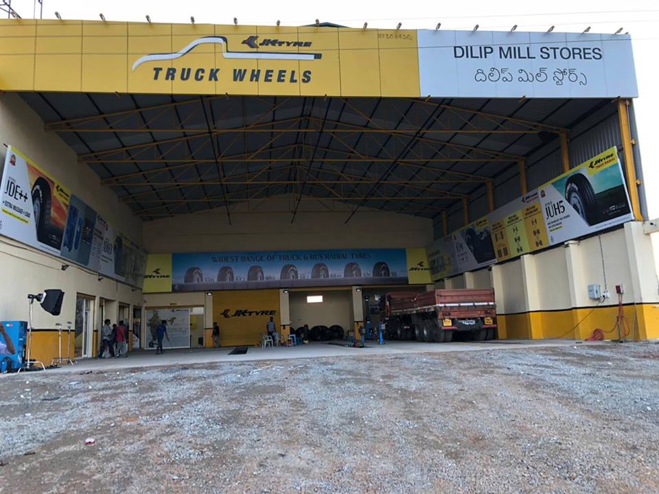 YellowStrawAdv's tweet photo. New City, New Challenges, New Faces, New Advantages, The Making of New Concept for a Brand #Nizamabadshoot #JKTruckwheelcenter #BTS
DAY: 2, NIZAMABAD SHOOT AT TRUCK WHEEL CENTER https://t.co/jiX6pVq7Ia