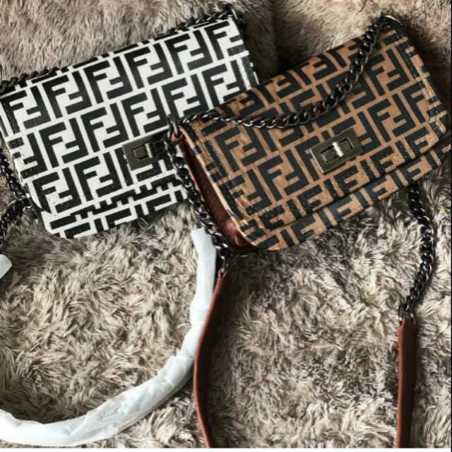 riskachaw's tweet photo. Saya menjual Fendi visor /... seharga Rp69.000. Dapatkan produk ini hanya di Shopee! https://t.co/D5xdnDJoVa #ShopeeID https://t.co/kN6hL7V2Ac