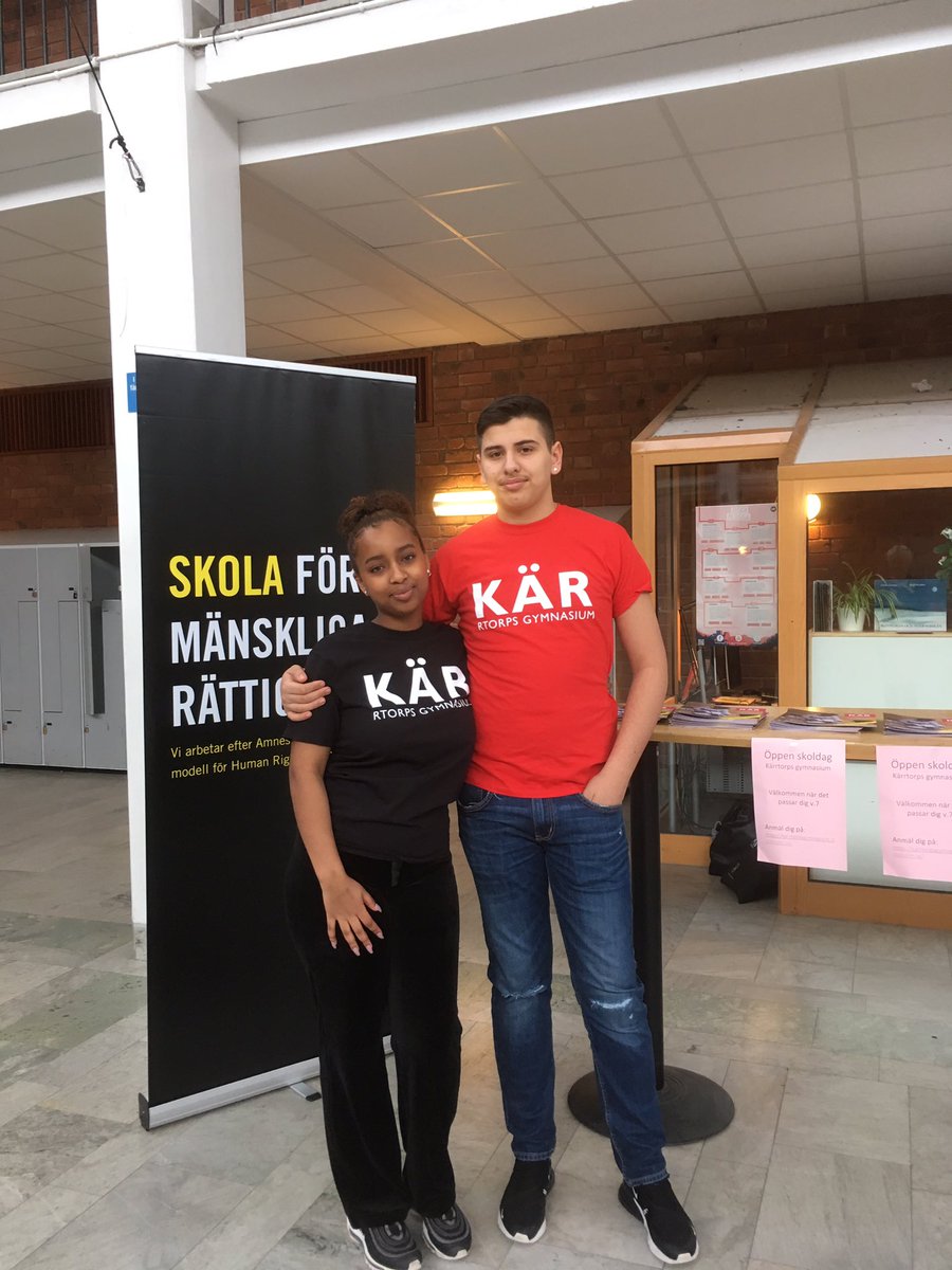 PernillaEricols's tweet photo. Amanda och Raman och jag besöker Johan Skytteskolan för att informera om #Kärrtorpsgymnasium och vårt arbete med mänskliga rättigheter💪🏽❤️ https://t.co/vZvakZKydm