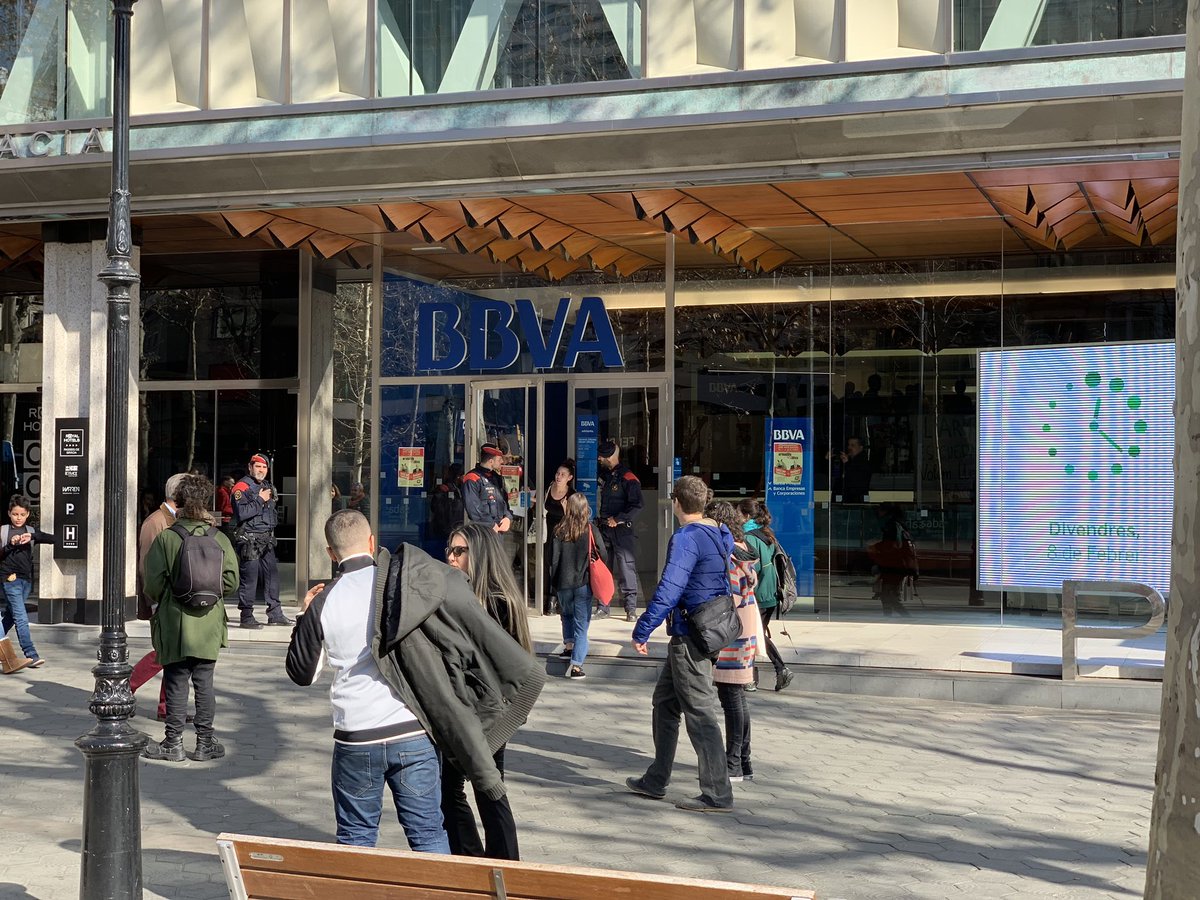 HabitatgeVKK's tweet photo. @HabitatgeGracia @bbva Fort desplegament policial davant de la seu del @bbva, fins i tot amb metralladores. Tot per demanar lloguer social per les habitants de l’Armadillo. Quina vergonya! #AccióDataOberta #CapDataOberta https://t.co/FCLpEqGU5k