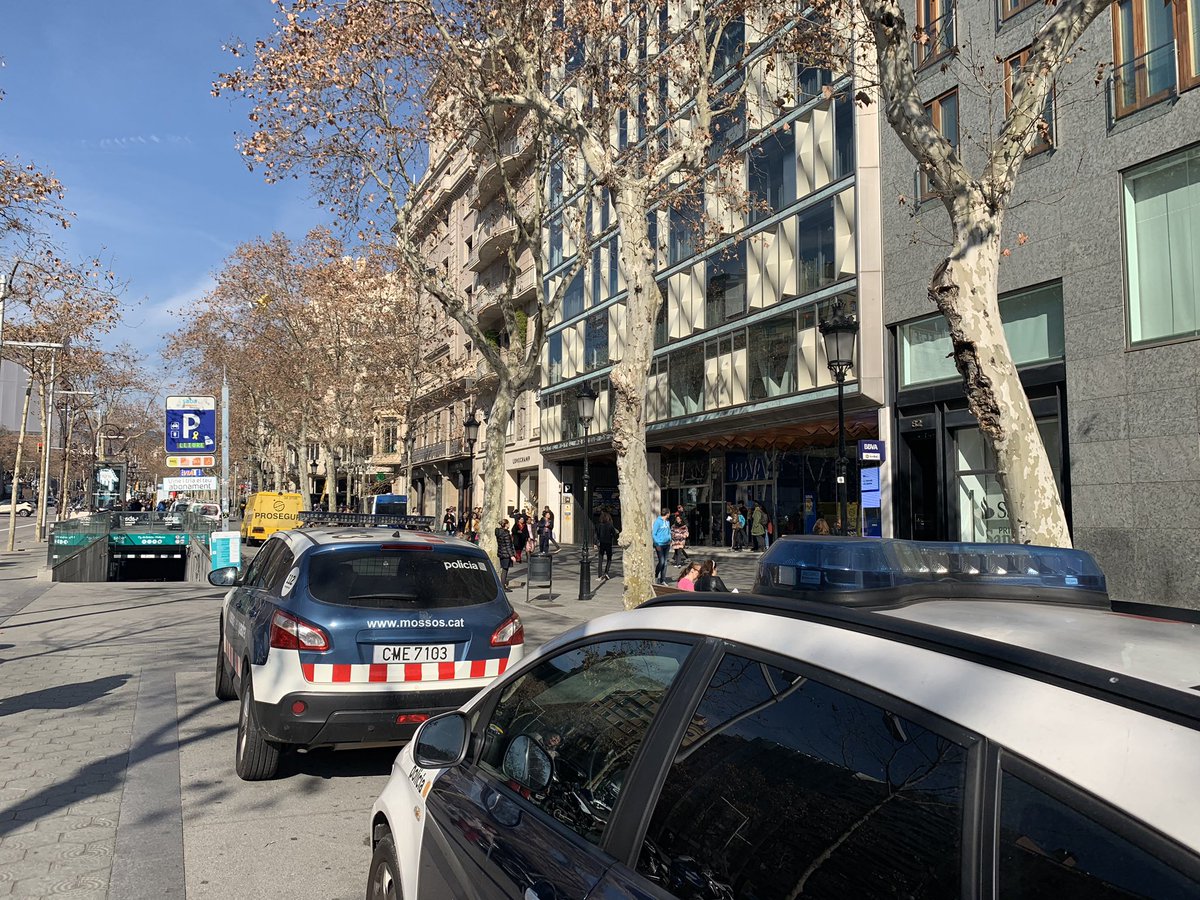 HabitatgeVKK's tweet photo. @HabitatgeGracia @bbva Fort desplegament policial davant de la seu del @bbva, fins i tot amb metralladores. Tot per demanar lloguer social per les habitants de l’Armadillo. Quina vergonya! #AccióDataOberta #CapDataOberta https://t.co/FCLpEqGU5k