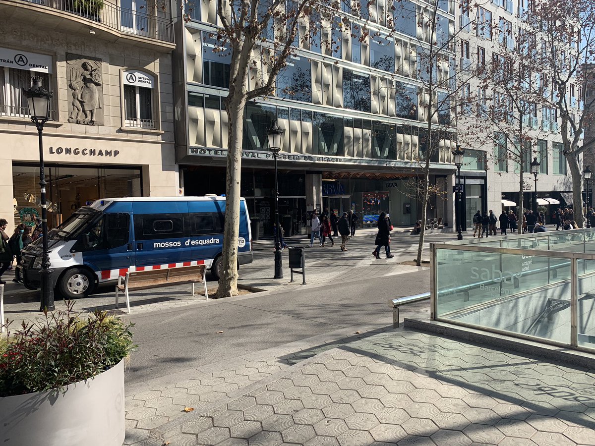 HabitatgeVKK's tweet photo. @HabitatgeGracia @bbva Fort desplegament policial davant de la seu del @bbva, fins i tot amb metralladores. Tot per demanar lloguer social per les habitants de l’Armadillo. Quina vergonya! #AccióDataOberta #CapDataOberta https://t.co/FCLpEqGU5k