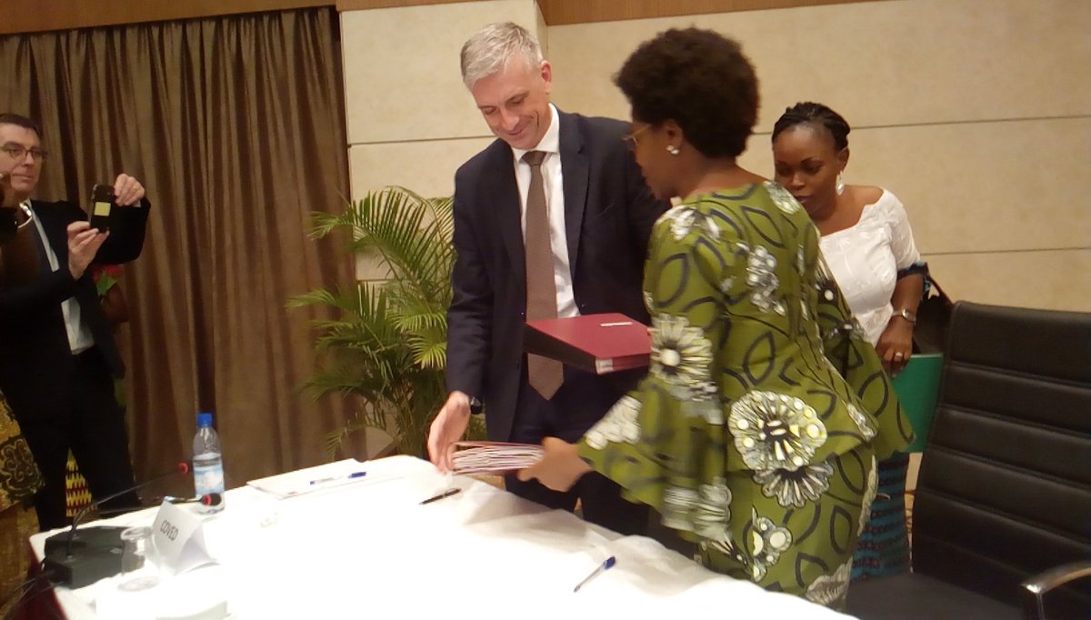 gouvbenin's tweet photo. Signature de Convention entre #COVED/#SGDS #GN S.A et l'#ACVDT lors de la cérémonie de lancement du projet de modernisation de la gestion des déchets solides ménagers dans le grand nokoué en présence du #MCVDD, @JoseTonato. #wasexo #GouvBenin #CadredevieBenin #PAGBenin https://t.co/SqNPcUHTy7