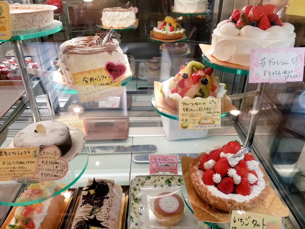 ひろみん 群馬前橋にあるケーキ屋さん パティシエ工房ミッシェルさんに行ってきました チョコレートも試食させて頂いたけど絶品だった いちごタルトも食べた タルトが柔らかめで食感良く カスタードも生クリームも全部美味しかった 今まで食べた