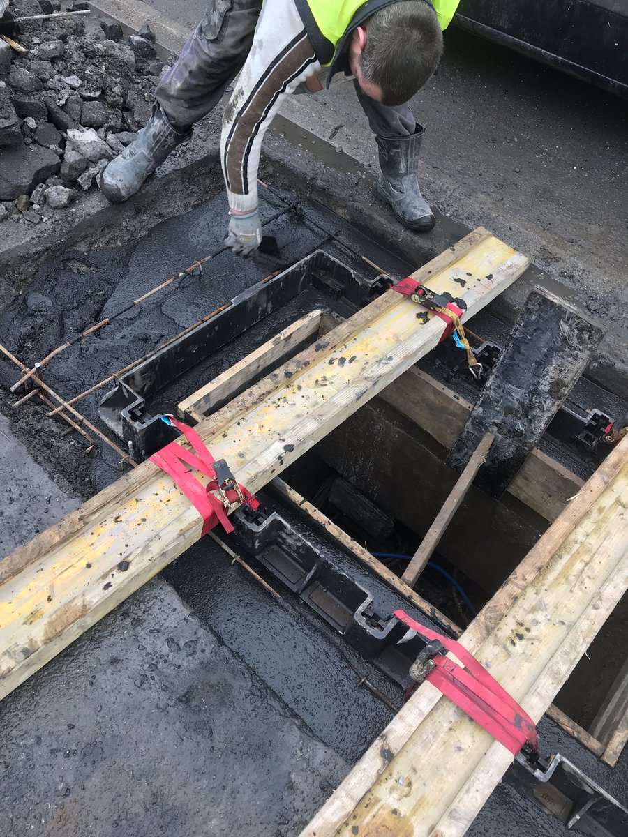 ZatZooki's tweet photo. Remplacement de cadre et tampons en chaussée sur la RN49 de Maubeuge. Le mauvais état de la chaussée et la dense circulation détériorent nos ouvrages et nous obligent à les remplacer fréquemment. Bravo à nos partenairespour leur réactivité. #Orange #UINDF #BoucleLocale #Maubeuge https://t.co/WYnTul3qnQ