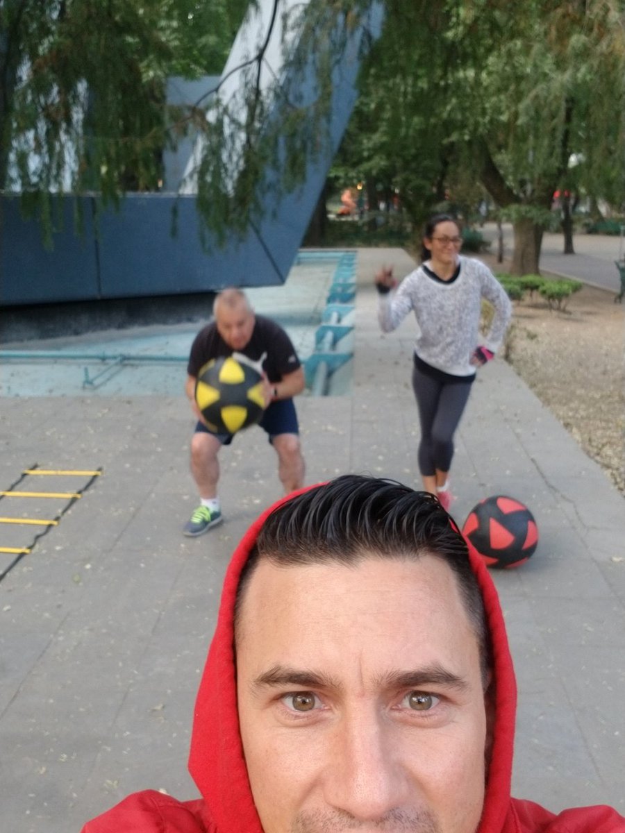 Disfrutando del entrenamiento en el #parqueespaña #mexico #entrenamientofuncional 6-7-8 am 
Ustedes, ya entrenaron ?