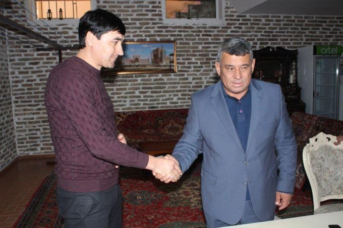 ✅ #Расман
🏟 “Сурхон” Илҳом Мўминжонов ўрнига унинг ёрдамчиси Анвар Солиевни бош мураббий сифатида эълон қилди. Аммо унда ҳозирча "Про" у ёқда турсин, ҳаттоки "А" лицензия ҳам йўқ. ПФЛ унга рухсат берармикан?