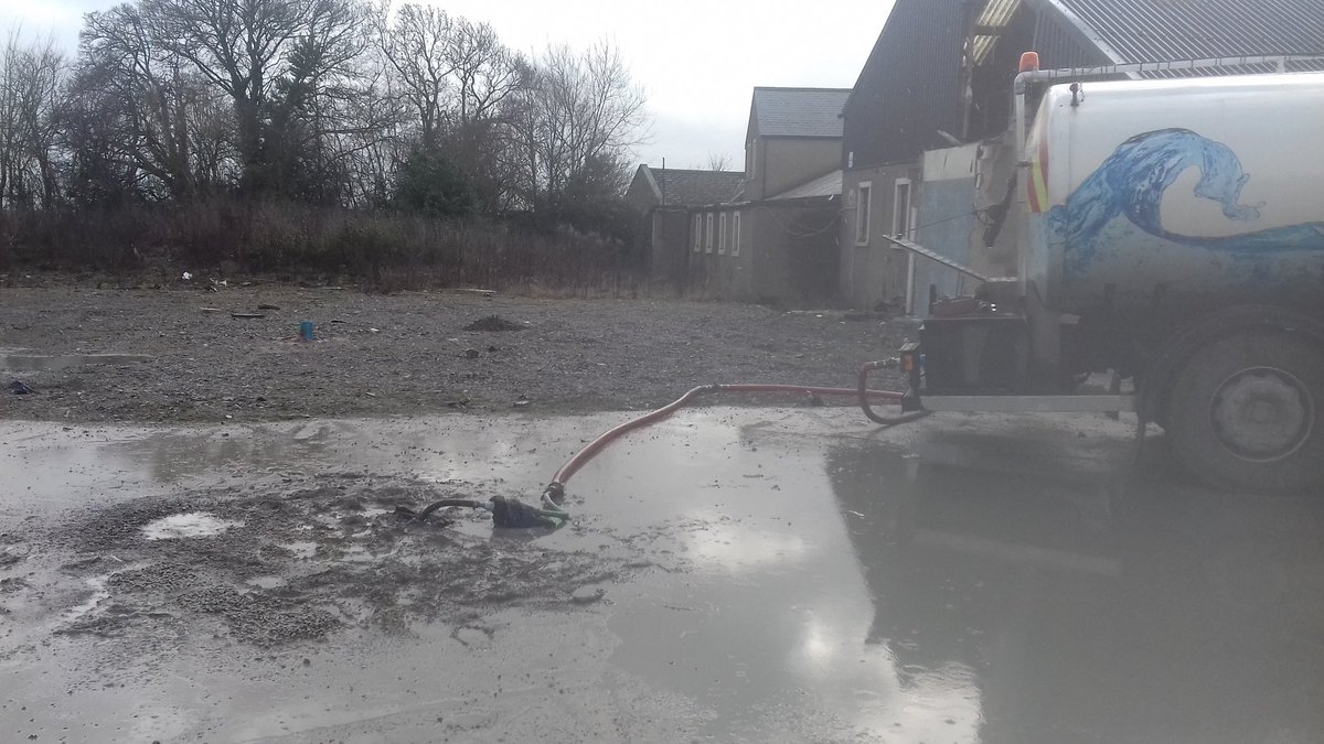 We're back onsite to carry out constant head test to determine the infiltration rate in to a band of gravel 

#SUDs #ergointhefield #siteworks  #drainage