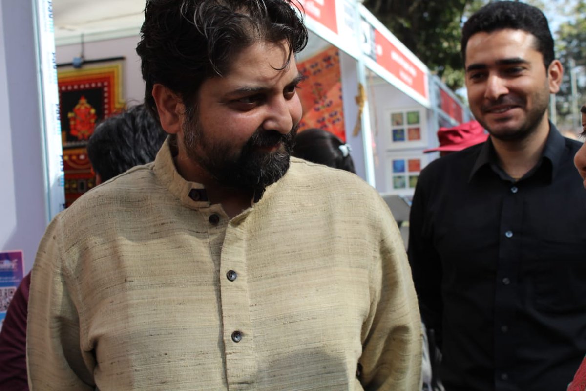 Sahabhag's tweet photo. The chairman of @mskvib @vishalchordia77 having interaction with the artisans and congratulating @Sahabhag for its initiative to build a bridge between rural and urban market. https://t.co/EKKnryHNw9