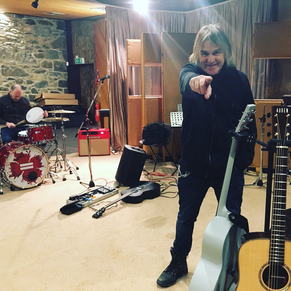 Sainrecords's tweet photo. Braf cael croesawu Mike Peters a’r @thealarm i’r stiwdio yma’n SAIN heddiw #recordio 😎 
Lovely to welcome Mike Peters and @thealarm here to SAIN studios - looking forward to hearing some sounds vibrate around the building over the next few days 😎 #recordingstudio #northwales https://t.co/Y6MBWlkkfz