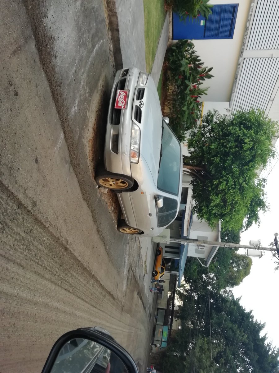 @panamamunicipio <a href="/ATTTPanama/">Autoridad del Tránsito</a> <a href="/abdielsandoyab/">Abdiel Sandoya B.</a> <a href="/311Panama/">311 Panamá</a> están raspando para asfaltar la calle y este auto abandonado hace años está estorbando, he denunciado varias veces sin éxito, quien pone órden??