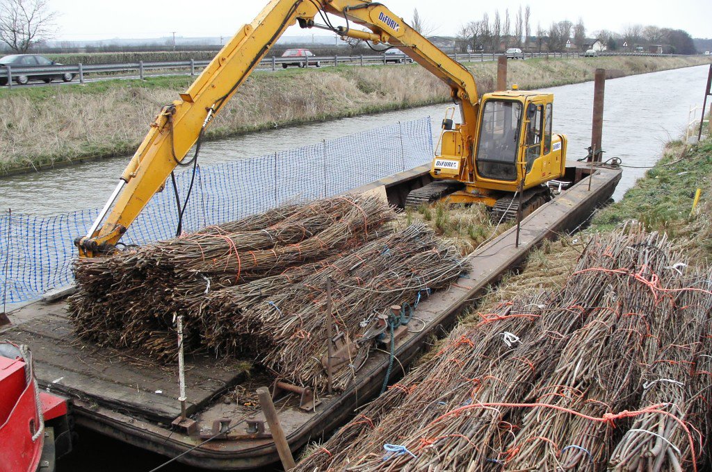 SalixBio's tweet image. We use bioengineering techniques in our river restoration projects, partially to meet #WaterFrameworkDirective requirements to enhance habitat quality. #Canals also need sensitive works and we use soft revetment techniques in place of sheet piling where we can.