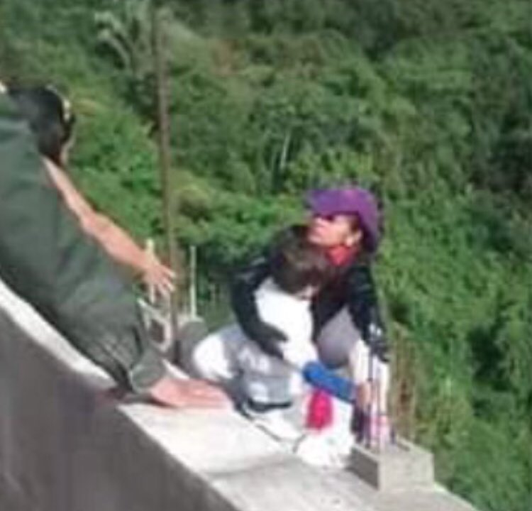michavez123's tweet photo. Why isn’t anyone talking about the suicide in Ibague, Colombia?? I’ve been crying for 2 days. This woman jumped off a 100 meter bridge with her 10 year old son in her arms.. Depression is real and scary guys.. We have to start paying more attention. https://t.co/cfkdN6pctl