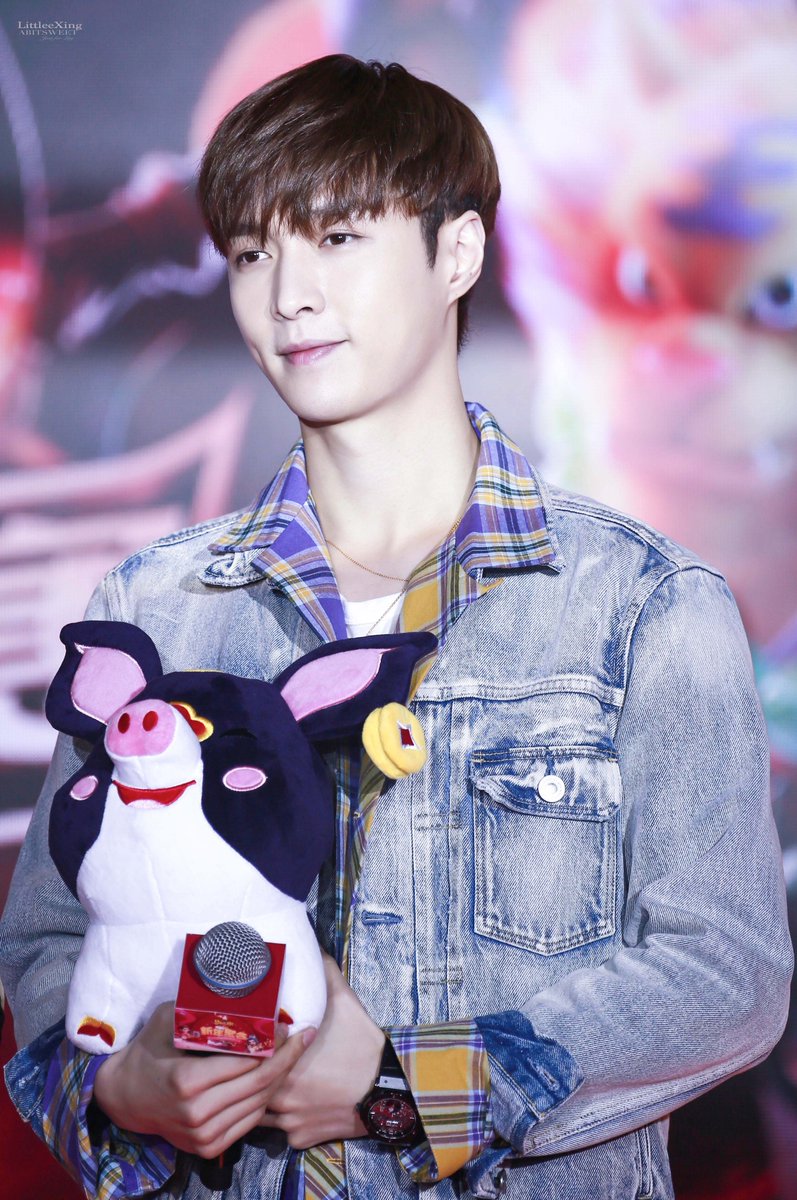 rus_xingmi's tweet photo. 190113 
cr. LittleeXing_ABITSWEET_1007
😍💗
@layzhang #lay #yixing #exo @lay_studio https://t.co/HJNv7ASTxH