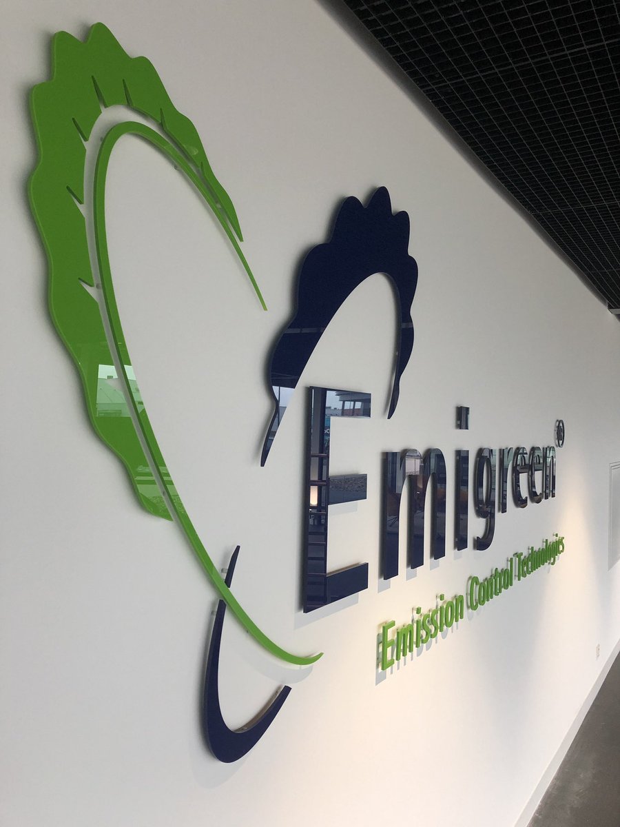 Dockmarks's tweet image. Vandaag mochten we in het nieuwe bedrijfspand van @Koedood Dieselservice B.V. En Emigreen B.V. deze mooie #freesteksten uit 8mm dik gekleurd acrylaat van 4 meter breed plaatsen. Het geheel is middels #afstandhouders geplaatst.
#belettering #muurtekst #logo #sign