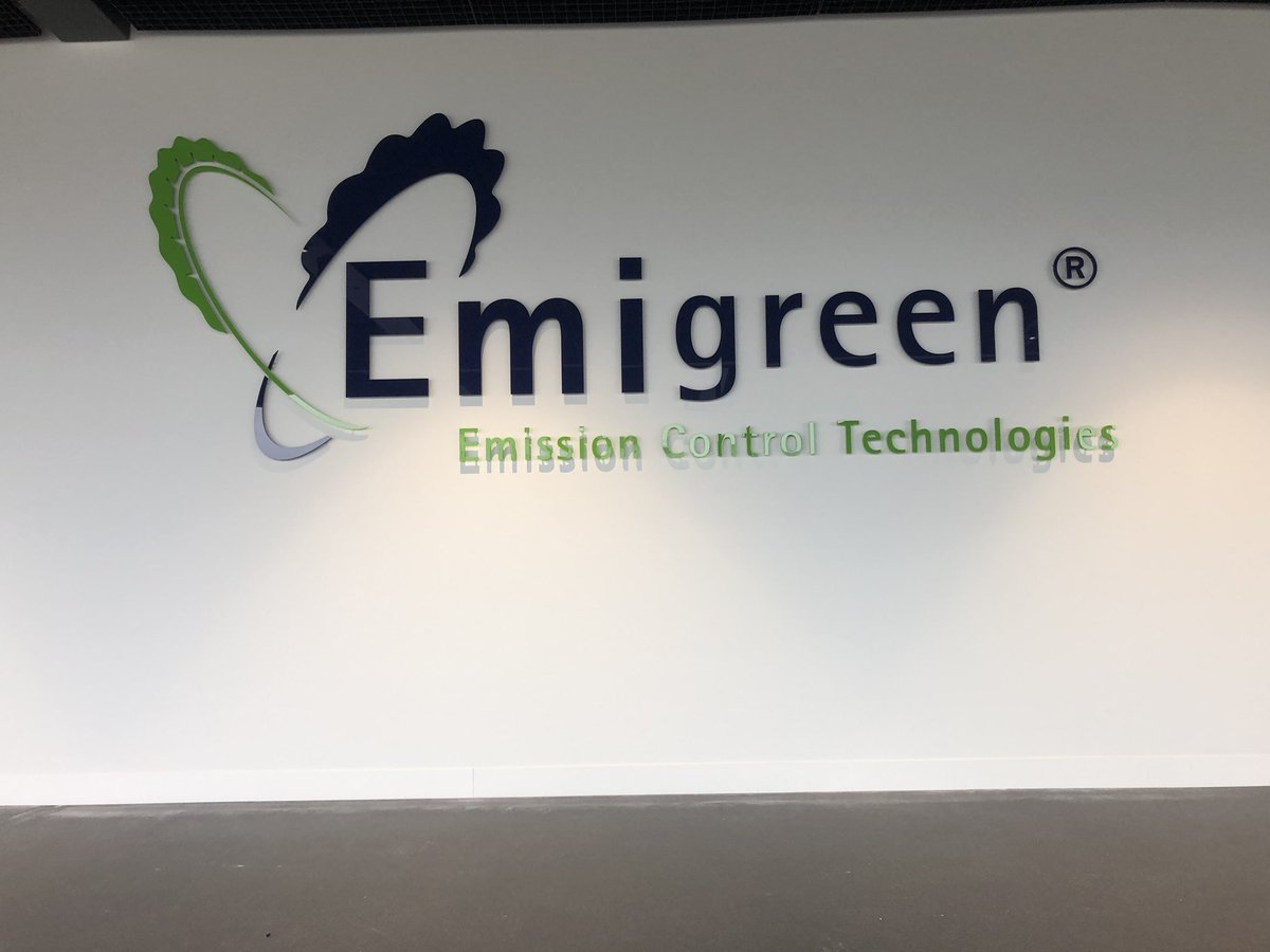 Dockmarks's tweet image. Vandaag mochten we in het nieuwe bedrijfspand van @Koedood Dieselservice B.V. En Emigreen B.V. deze mooie #freesteksten uit 8mm dik gekleurd acrylaat van 4 meter breed plaatsen. Het geheel is middels #afstandhouders geplaatst.
#belettering #muurtekst #logo #sign