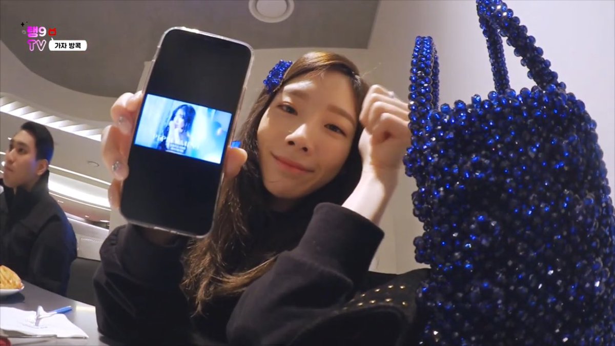 AUMTAENY's tweet image. กำลังใจในการโหวตมาแล้ววว 💖❤️

แทยอนอัพคลิปวีดีโอตอนมาจัดคอนเสิร์ต ‘s ที่ไทย

ก่อนบินมาก็นั่งฟังเพลง PEPPERMINT ของ TIFFANY

กำลังใจของโซวอน 💕💖❤️

OUR AMERICAN GIRLFRIEND

#TiffanyYoung
#BestSoloBreakout
#iHeartAwards
@tiffanyyoung 👸🏼❤️