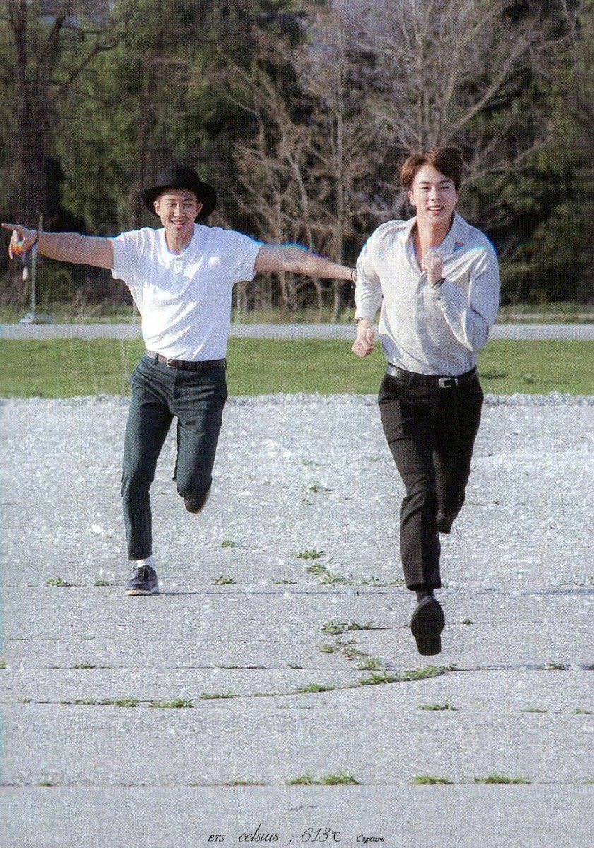 бегающих веселый человек. влюбленные летают. влюбленные бегут. бежать приятель. бежать приятель.