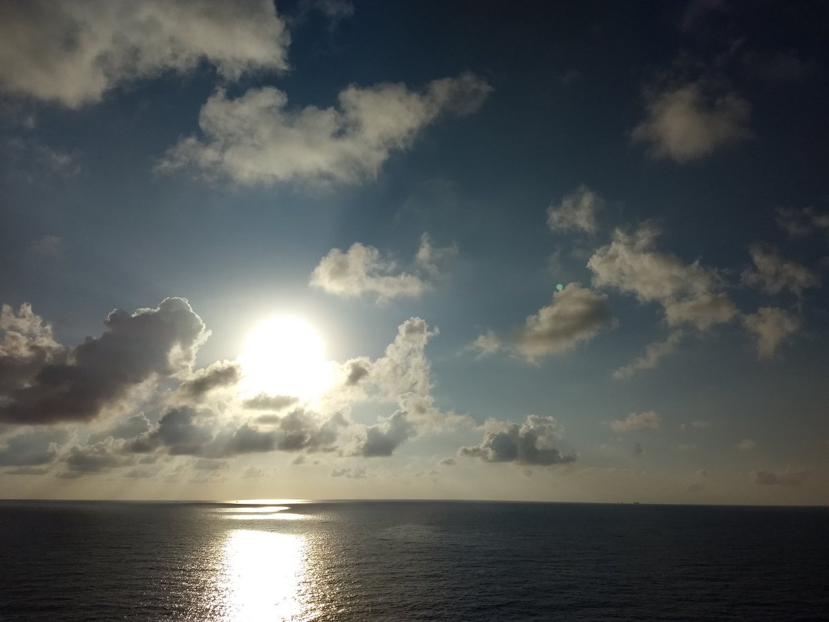 krul3004's tweet photo. Doing Morpheous with this view. 

#SunIsGoingDown https://t.co/rQ24GjdXlb