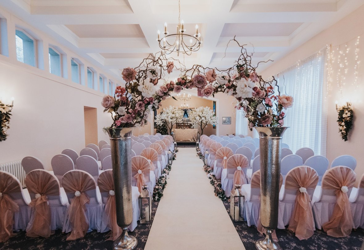 TheVillaLevens's tweet image. Razzle Dazzle Events pulled out all the stops to transform our Brettargh Suite at the end of 2018 for a spectacular wedding! 💒
Our function rooms can be dressed to suit any theme or colour scheme. To book a show-round, call 01539 980 980☎️ 
📸 @LadybirdPhotog1  @LakesWedding