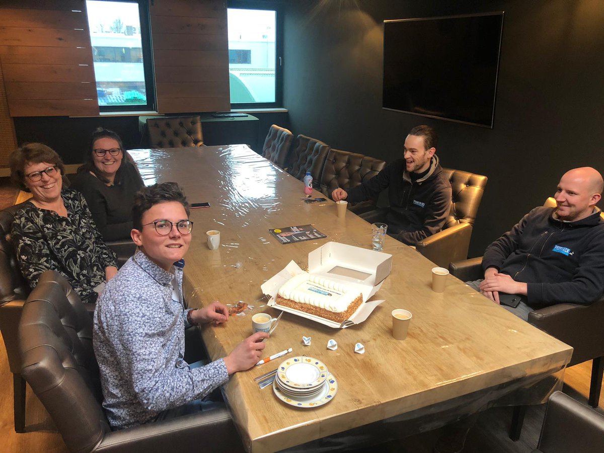 Profipack1's tweet image. Taart 🍰, want vandaag is de laatste dag van onze stagiair Rogier. Bedankt voor al je harde werk de afgelopen maanden! We zijn blij dat Rogier ook na zijn stage ons team blijft versterken. #stage #hardworkpaysoff #profitopper
