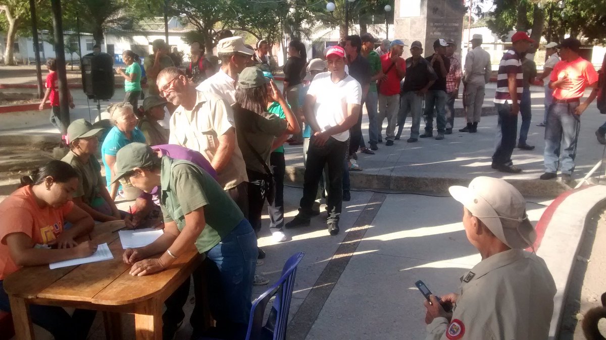 Deci3003's tweet photo. 💫#YoFirmoPorLaPazDeVenezuela 💫
Con Amor y compromiso por la patria, seguimos en la calle en la recolección de firmas desde el municipio Rojas #Barinas 
Vamos juntos unidos por la Paz 💕✌
@NicolasMaduro https://t.co/WQ4YYysUGe